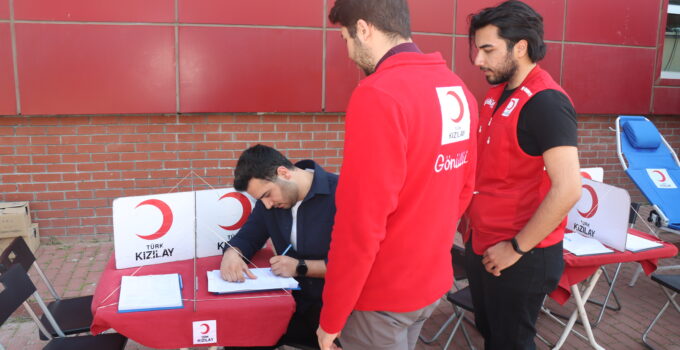 İKÇÜ’lü Öğrenciler Kan Bağışında