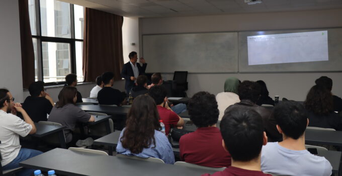 İKÇÜ’de Açık Kaynak Yapay Zekâ Semineri: Amerikalı Girişimci Deneyimlerini Paylaştı