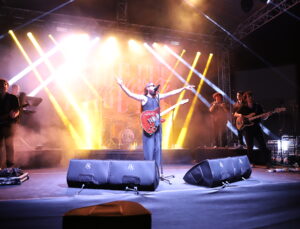 İKÇÜ FEST 2025’te Emre Fel Rüzgârı Esti