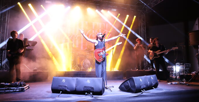 İKÇÜ FEST 2025’te Emre Fel Rüzgârı Esti
