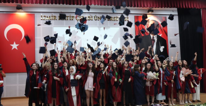 İKÇÜ Turizm Fakültesi’nde Mezuniyet Heyecanı
