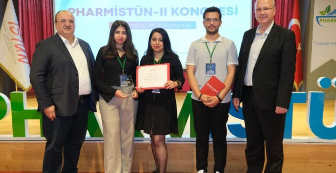 İKÇÜ’lü Öğrencilerden Eczacılıkta Yapay Zekâ Poster Yarışmasında Üçüncülük Başarısı
