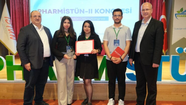 İKÇÜ’lü Öğrencilerden Eczacılıkta Yapay Zekâ Poster Yarışmasında Üçüncülük Başarısı
