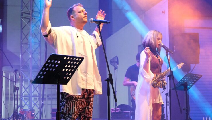 İKÇÜ FEST 2025’in İlk Gününde “Varsa Yoksa” Grubu Sahne Aldı
