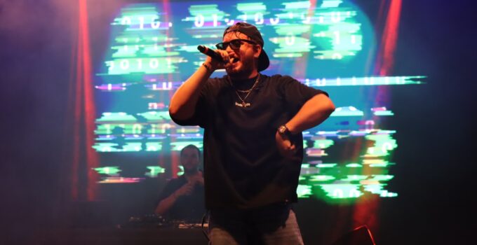 İKÇÜ FEST’25’ün Son Gününde Anıl Piyancı Sahne Aldı