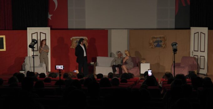 İKÇÜ Tiyatro Topluluğu “Haydi Karına Koş” Oyunu ile Sahne Aldı