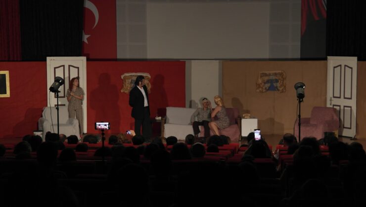 İKÇÜ Tiyatro Topluluğu “Haydi Karına Koş” Oyunu ile Sahne Aldı