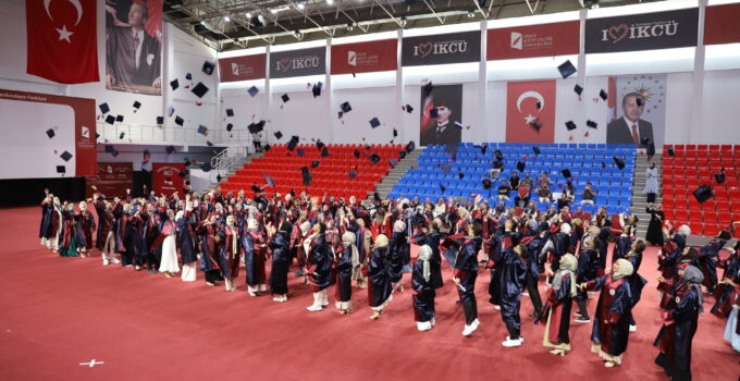 İlahiyat Fakültesi Mezunlarını Uğurladı