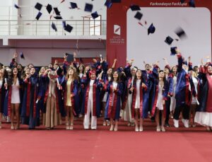İKÇÜ Eczacılıkta Mezuniyet Coşkusu