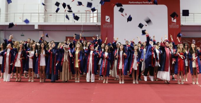 İKÇÜ Eczacılıkta Mezuniyet Coşkusu