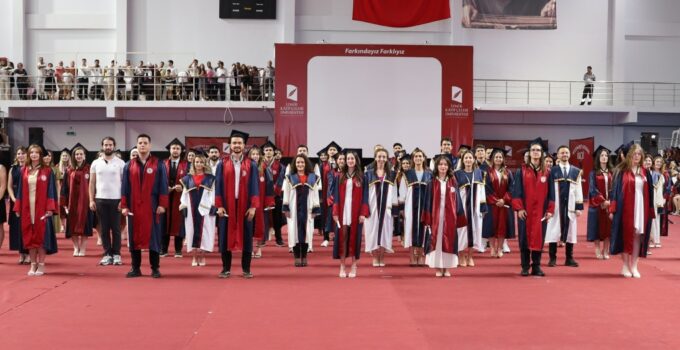 Sağlık Bilimleri Fakültesi 11. Dönem Mezunlarını Uğurladı