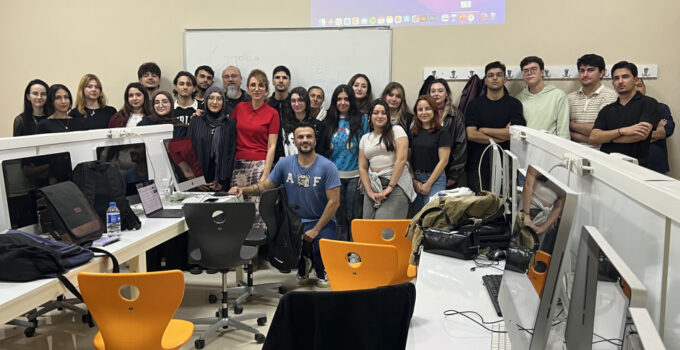 İKÇÜ’lü Genç Tasarımcılara “Çocuk Kitaplarında Karakter Tasarımı” Semineri Verildi