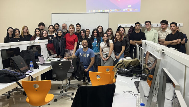 İKÇÜ’lü Genç Tasarımcılara “Çocuk Kitaplarında Karakter Tasarımı” Semineri Verildi