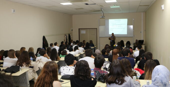 Eczacılık Fakültesi “Almanya’da Eczacılık Uygulamaları” Konulu Konferans Düzenledi