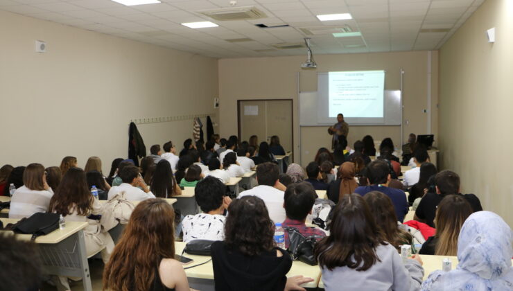 Eczacılık Fakültesi “Almanya’da Eczacılık Uygulamaları” Konulu Konferans Düzenledi