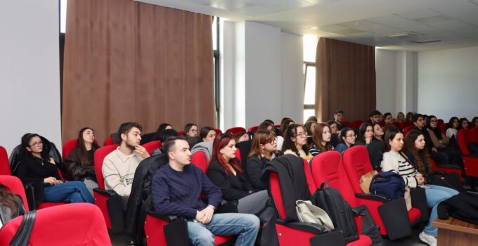 İKÇÜ’de İnsan Haklarının Temelleri Konuşuldu