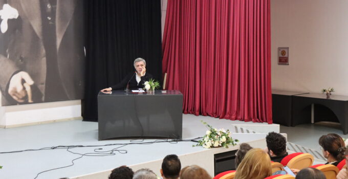 Felsefe Bölümü, “Kant: Aklın Trajedisini Aşmak” Başlıklı Bir Söyleşi Düzenledi