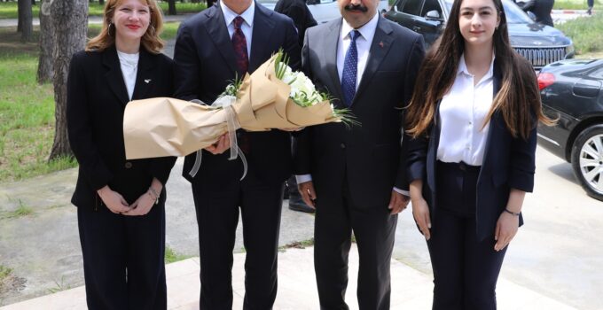 Başkan Prof. Dr. Erol Özvar İKÇÜ’yü Ziyaret Etti