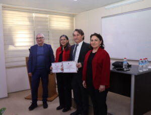 Otizm Farkındalık Programında: İKÇÜ ‘Rengimiz Kırmızı’ Dedi