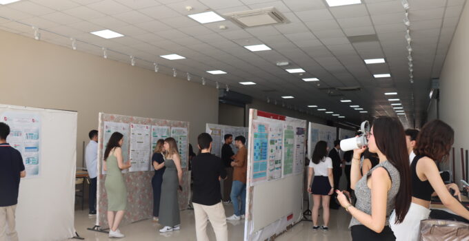 İKÇÜ Eczacılık Fakültesi’nde “Bitirme Projeleri Sunum ve Poster Günü”