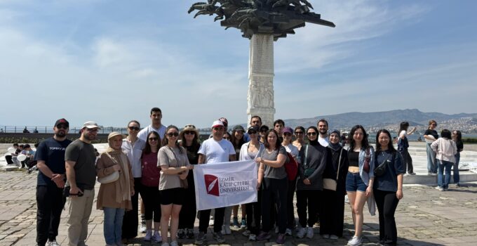 İKÇÜ Tıp Fakültesi Halk Sağlığı İntern Doktorlarından Sağlıklı Yaşam Yürüyüşü