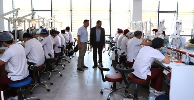 Rektör Köse, Yeni Hizmete Açılan İKÇÜ Diş Hekimliği Fakültesinde İncelemelerde Bulundu