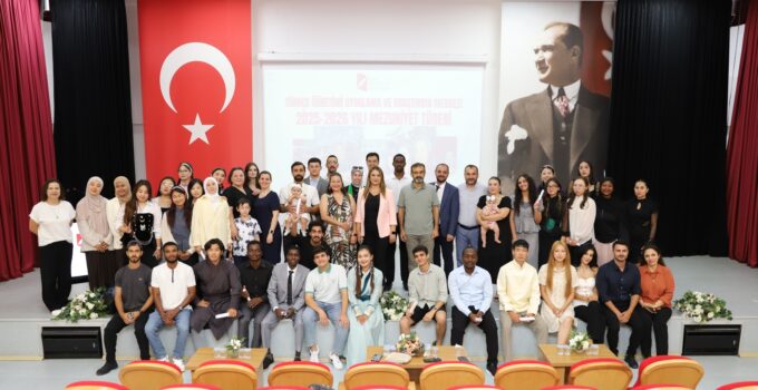 İKÇÜ TÖMER’de Mezuniyet Zamanı