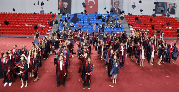 İİBF, Geleceğin Liderlerini Uğurladı