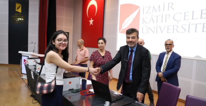 İKÇÜ’de Kayıt Heyecanına Rektör Prof. Dr. Balcı Ortak Oldu