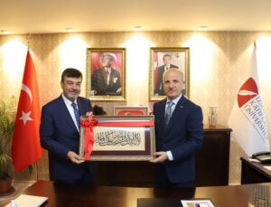 YÖK Başkanı Prof. Dr. Erol Özvar, İzmir Kâtip Çelebi Üniversitesini Ziyaret Etti
