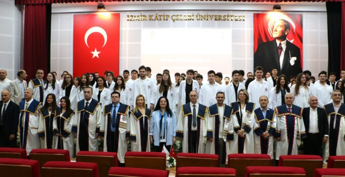 Tıp Fakültesine Yeni Başlayan 230 Öğrenci Hekimliğe İlk Adımı Attı