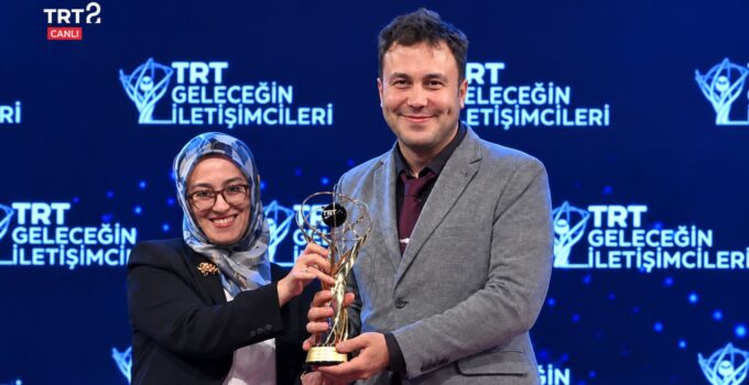 İKÇÜ Öğrencisi Görkem Batuhan Özçınar TRT Geleceğin İletişimcileri Yarışması’ndan Birincilik Ödülü ile Döndü